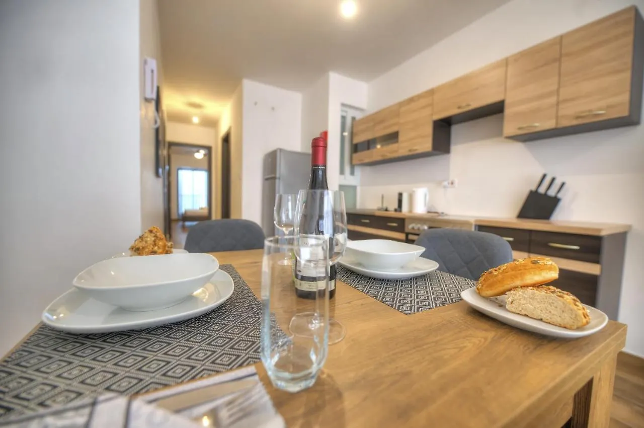 Modern And Centrally Located Large One Bedroom Apartment Kbon1-1 Pieta