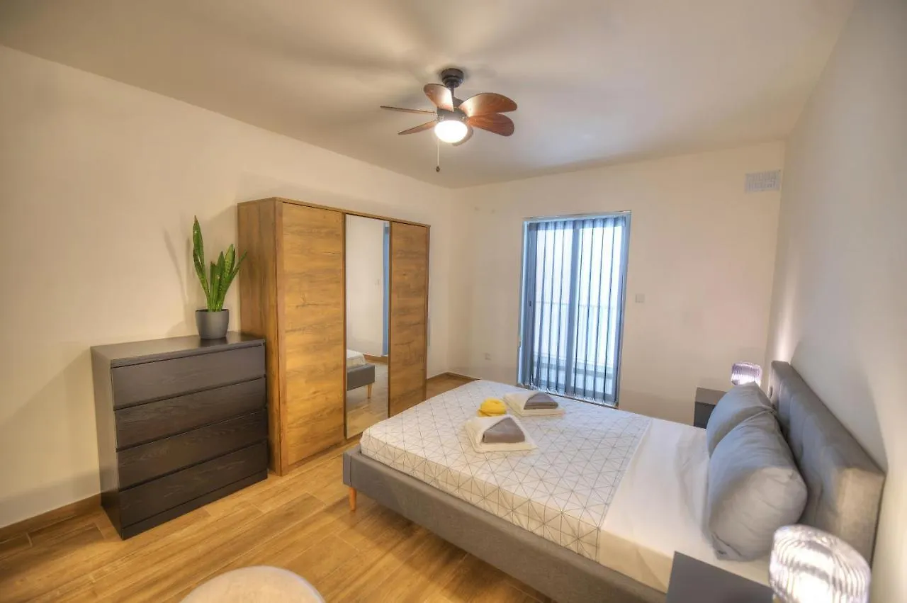 Modern And Centrally Located Large One Bedroom Apartment Kbon1-1 Pieta