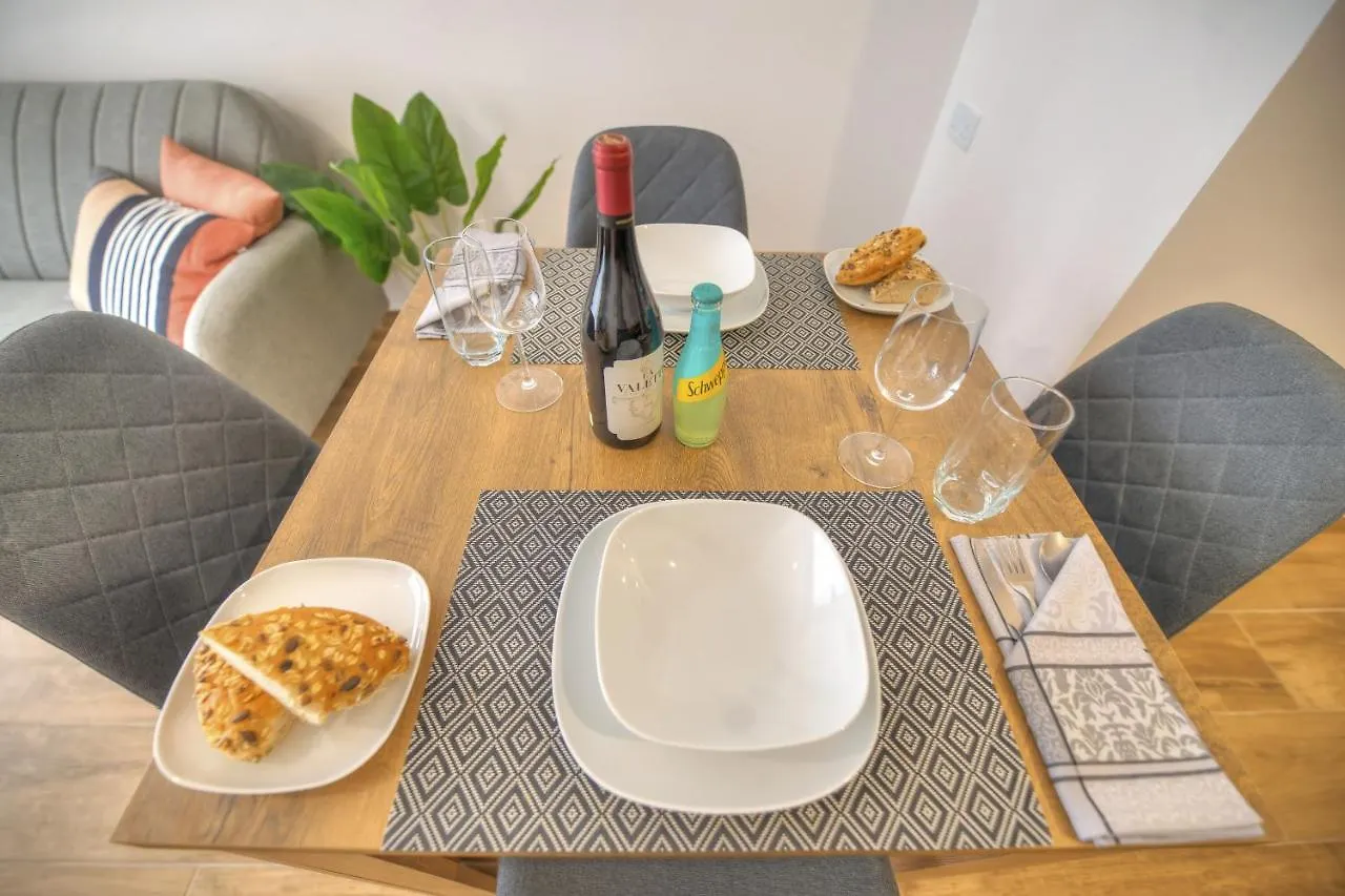 Modern And Centrally Located Large One Bedroom Apartment Kbon1-1 Pieta