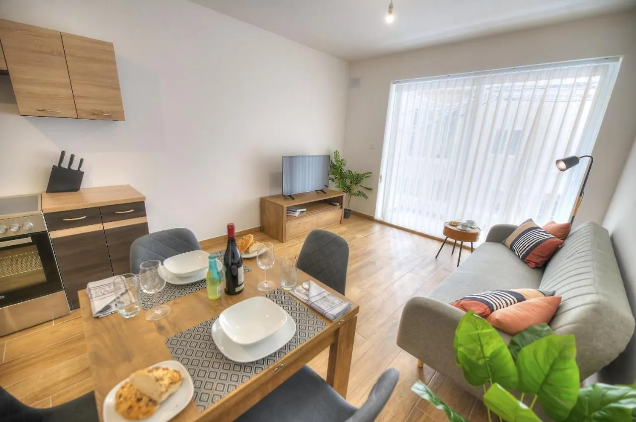 Modern And Centrally Located Large One Bedroom Apartment Kbon1-1 Pieta