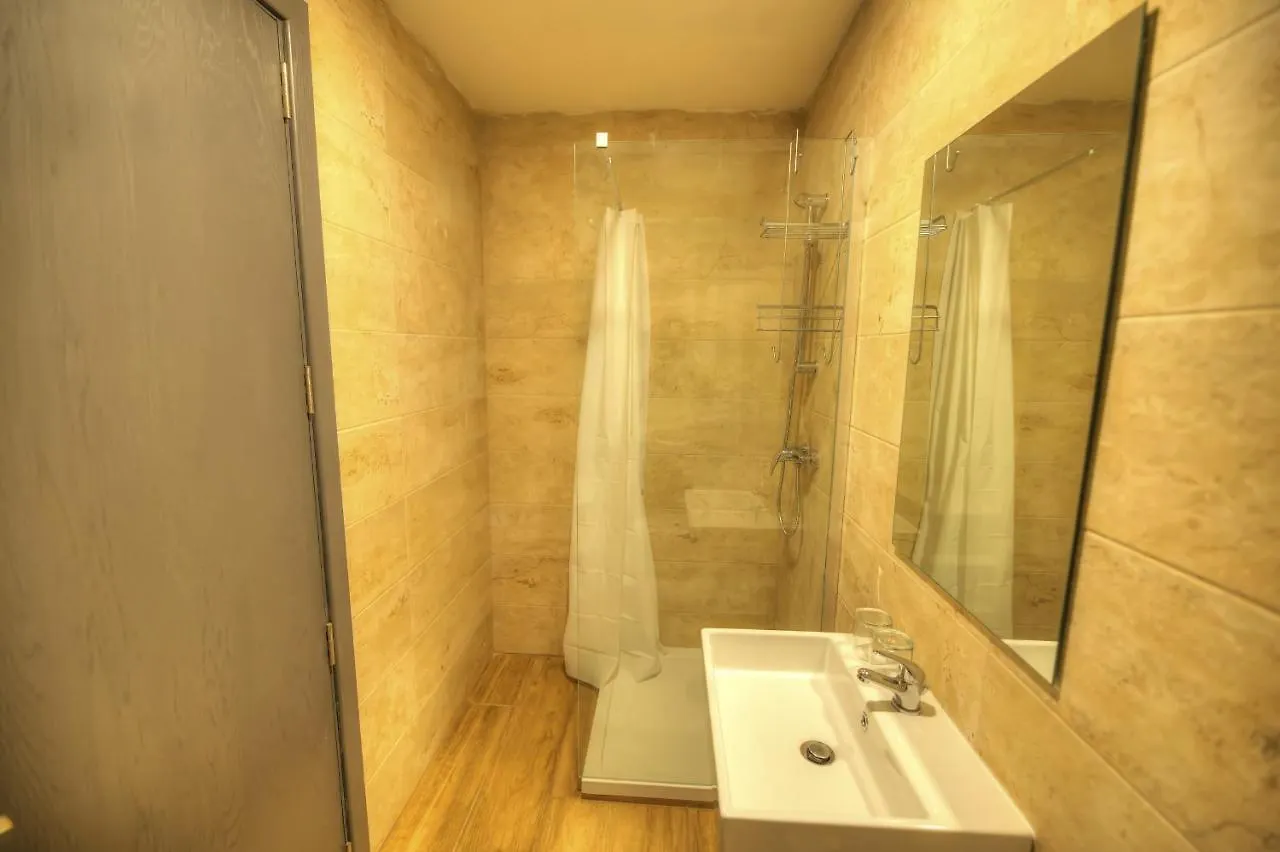 Modern And Centrally Located Large One Bedroom Apartment Kbon1-1 Pieta